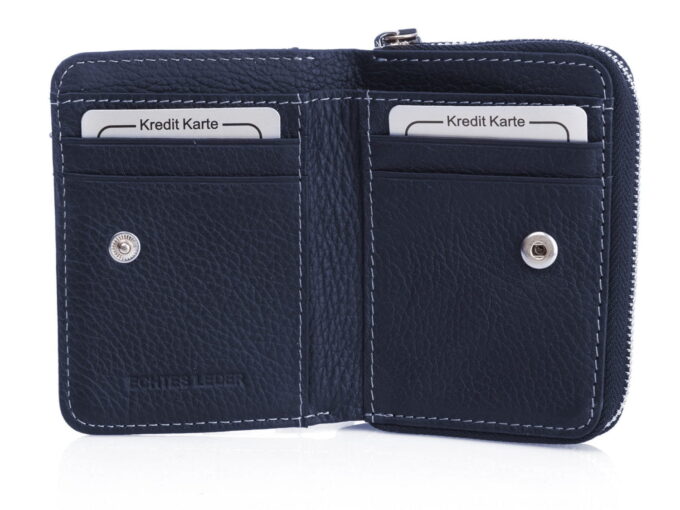 Wnętrze portfela z kieszonkami na karty, wykonane z matowej skóry naturalnej w kolorze granatowym