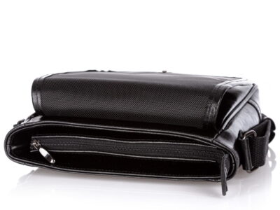 Pod klapą zamek błyskawiczny zabezpieczający dostęp do środka torby