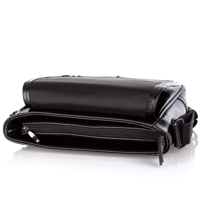 Pod klapą zamek błyskawiczny zabezpieczający dostęp do środka torby