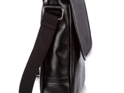 Torba z boku posiada metalowe mocowania paska na ramię