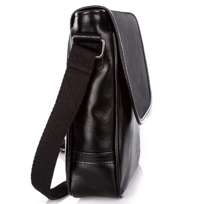 Torba z boku posiada metalowe mocowania paska na ramię