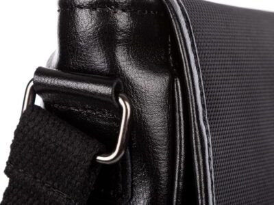 Mocne szycia, skóra naturalna i metalowy element mocujący pasek na ramię