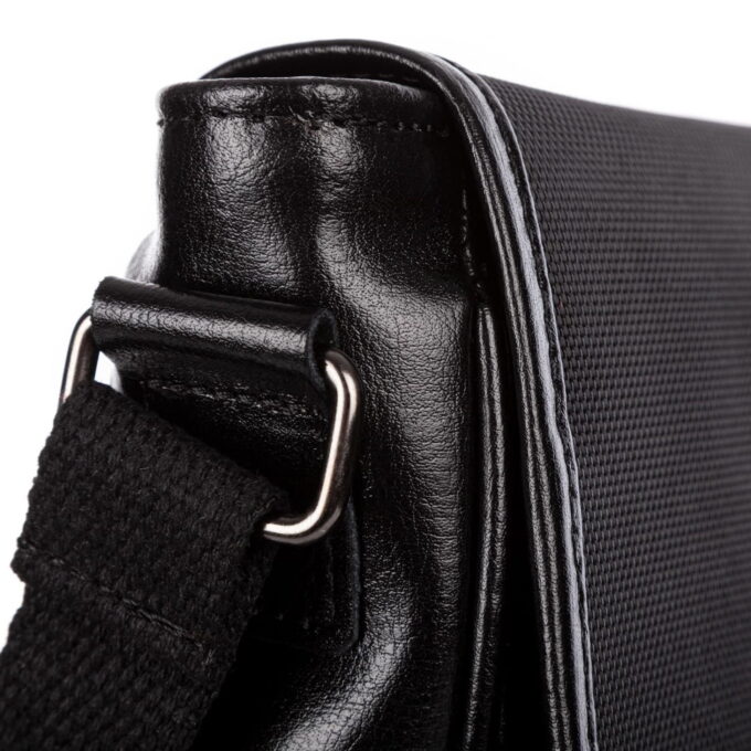 Mocne szycia, skóra naturalna i metalowy element mocujący pasek na ramię