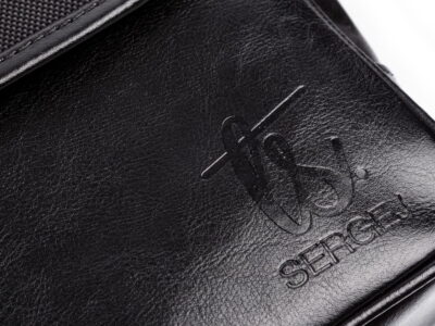Tłoczone, eleganckie logo marki SERGEJ z przodu torby