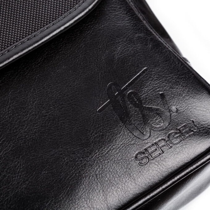 Tłoczone, eleganckie logo marki SERGEJ z przodu torby