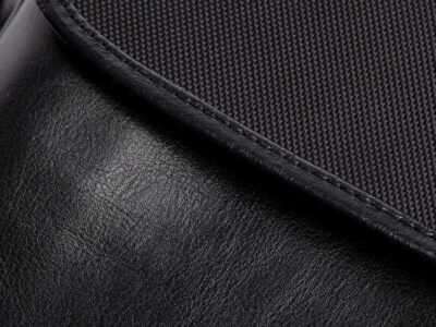 Klapa wykonana z wytrzymałej codury, reszta torby ze skóry naturalnej