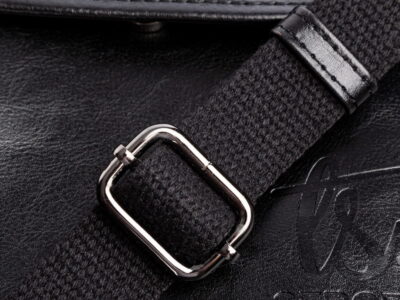 Metalowy element służący do regulacji długości paska na ramię