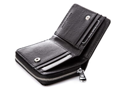 Mały czarny portfel damski lakierowany Jennifer Jones - obrazek 4