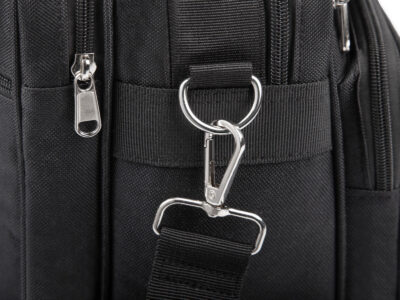 Mocne metalowe mocowania paska na ramię i karabińczyk do odpinania paska