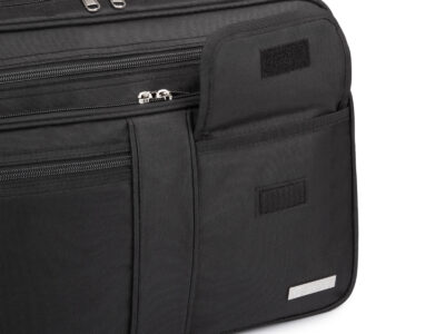 Przednia kieszeń pionowa zapinana na rzepa.