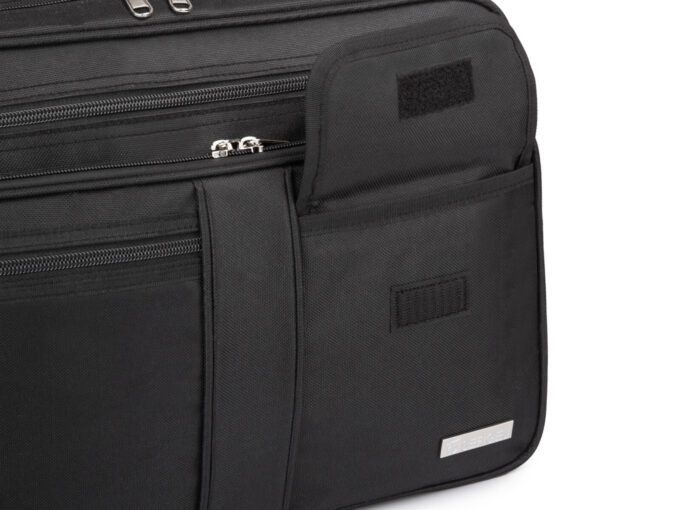 Przednia kieszeń pionowa zapinana na rzepa.