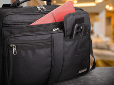 W przedniej kieszeni bez problemu mieści się np. smartfon a w szerokiej tablet 10"