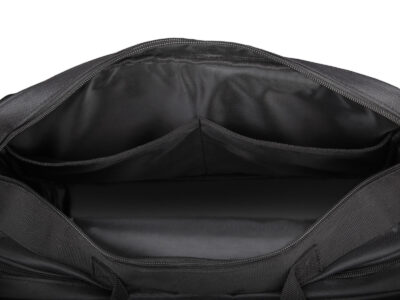 Dwie kieszenie wewnętrzne w środku dużej komory