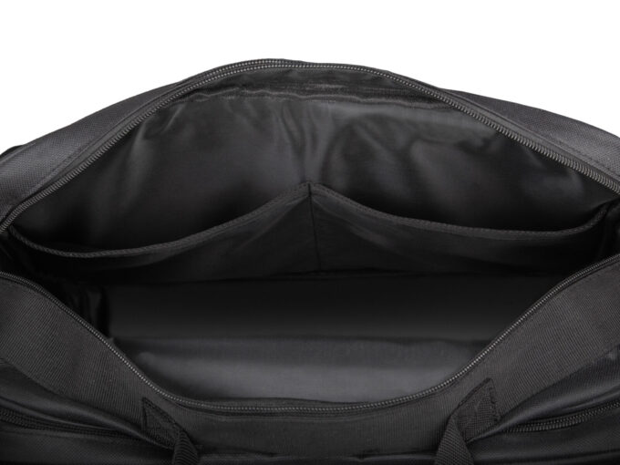 Dwie kieszenie wewnętrzne w środku dużej komory