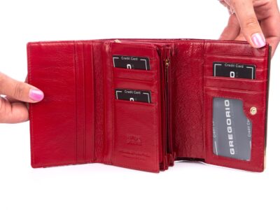 GREGORIO Czerwony lakierowany portfel damski ze złotą blaszką - obrazek 6