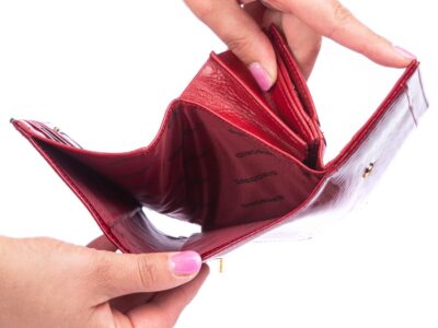 GREGORIO Czerwony lakierowany portfel damski ze złotą blaszką - obrazek 7