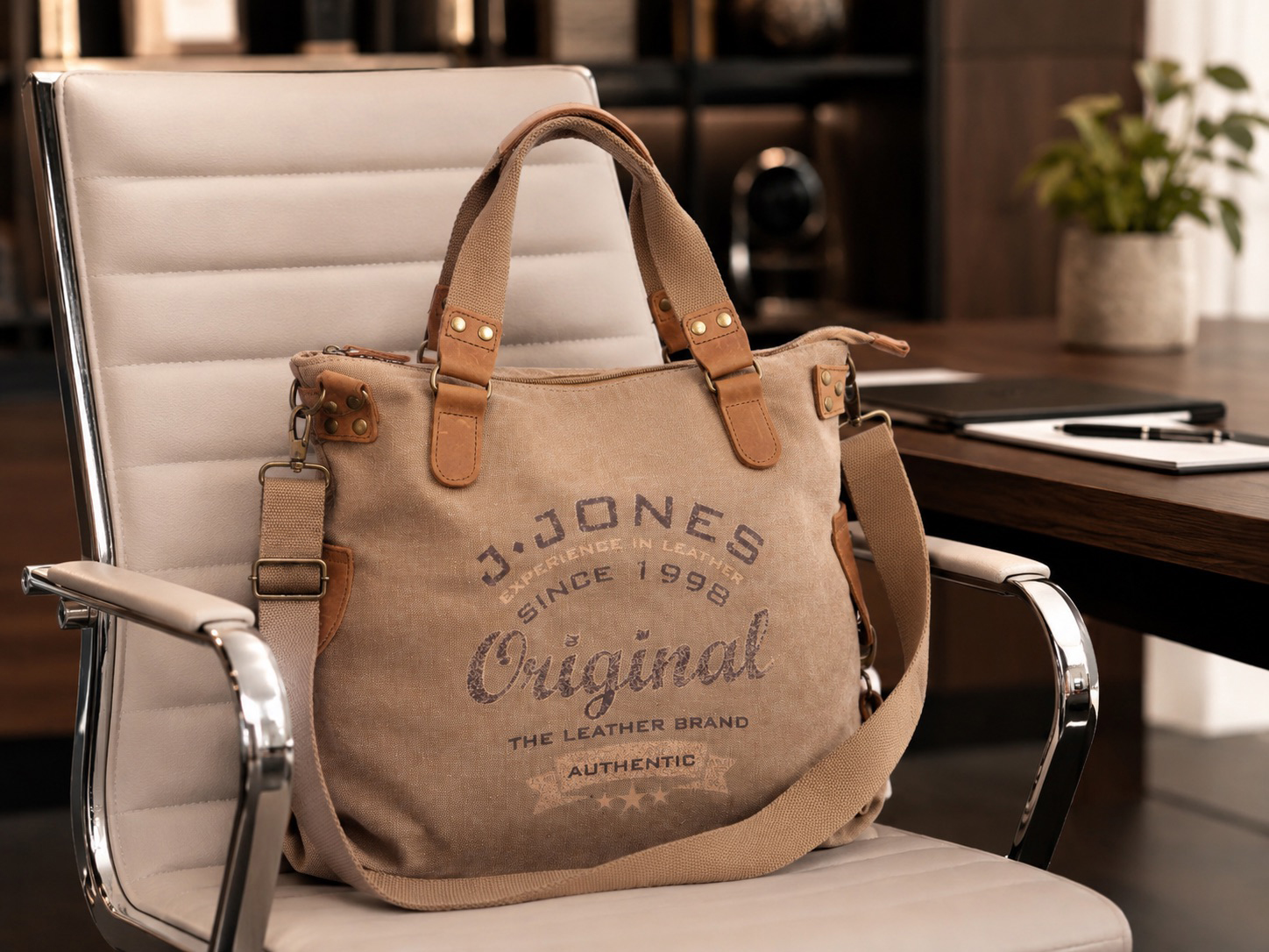 Beżowa torebka J Jones z canvasu i skóry, widok z przodu z paskiem i uchwytami