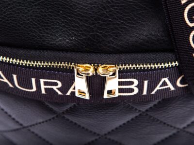 Czarna pikowana listonoszka damska Laura Biaggi - obrazek 5