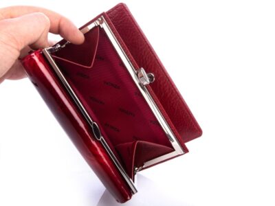 Lakierowany portfel damski z biglem czerwony PATRIZIA - obrazek 9
