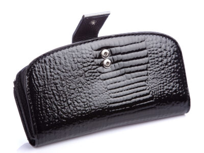 Czarny lakierowany portfel damski na bigiel Jennifer Jones - obrazek 4