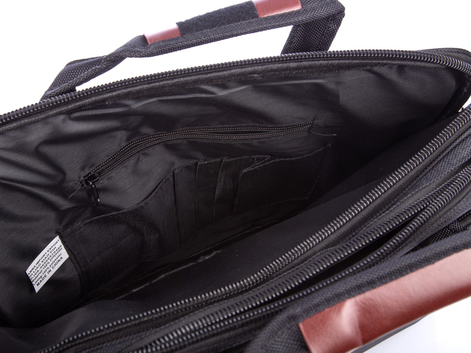 Wnętrze czarnej teczki materiałowej z kieszenią i przegrodami na laptopa