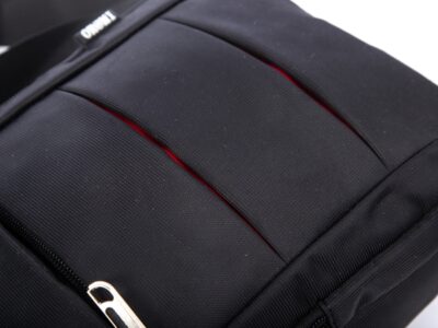 Torebka męska na ramię miejska czarna z czerwonymi paseczkami OR&MI - obrazek 3