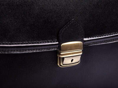 Teczka męska skórzana czarna z półokrągłą klapą Gregorio - obrazek 3