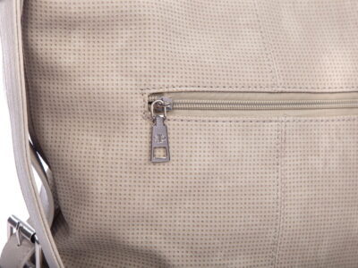 Jasnoszara torebka damska na ramię z ćwiekami Jennifer Jones - obrazek 8