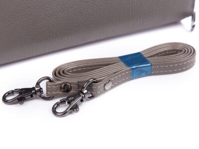 Duża portmonetka damska z paskiem na ramię szara Jennifer Jones - obrazek 4