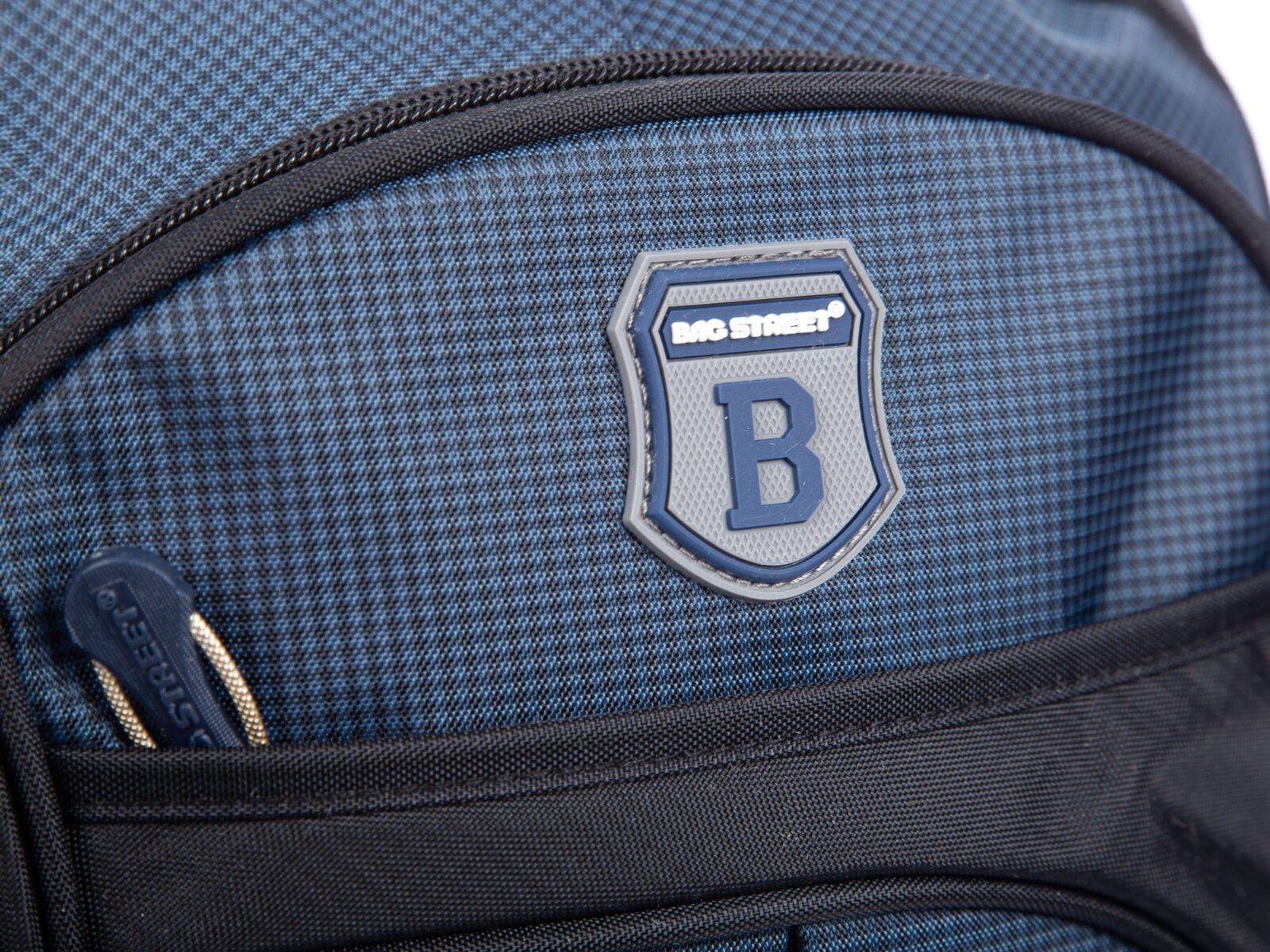 Zbliżenie przodu granatowego plecaka sportowego Bag Street z logo i kieszenią