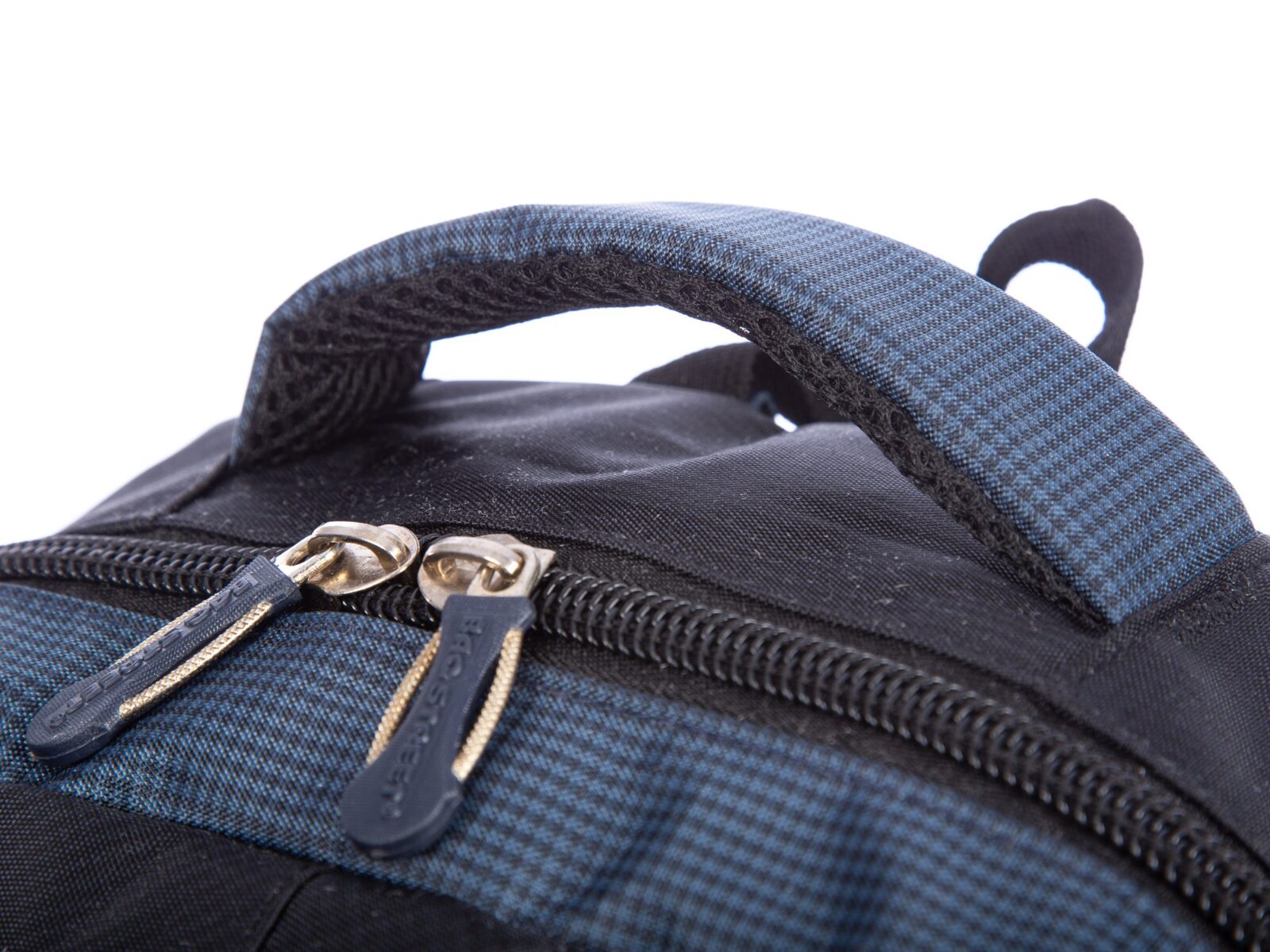Zbliżenie na granatowo-czarny uchwyt i zamek plecaka sportowego Bag Street
