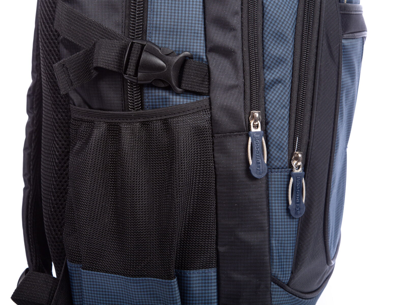 Zbliżenie boku granatowego plecaka sportowego z kieszenią siatkową i zamkami Bag Street