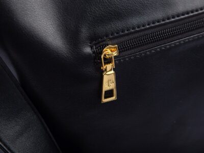 Torebka damska na ramię worek A4 czarna Jennifer Jones - obrazek 5