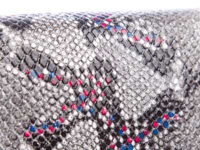 Duży lakierowany portfel damski srebrny z kolorowymi kropeczkami Jennifer Jones - obrazek 3