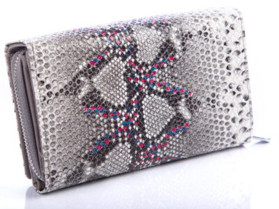 Duży lakierowany portfel damski srebrny z kolorowymi kropeczkami Jennifer Jones - obrazek 4
