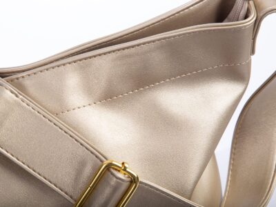 Torebka damska na ramię worek A4 złota Jennifer Jones - obrazek 3