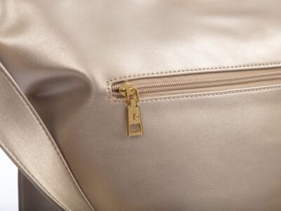 Torebka damska na ramię worek A4 złota Jennifer Jones - obrazek 5