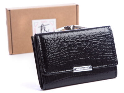 Czarny lakierowany portfel damski Jennifer Jones 5282 w pudełku