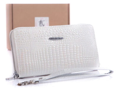 Biały duży portfel kopertowy z paseczkiem lakierowany RFID Jennfier Jones w pudełku