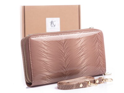 Beżowy portfel damski lakierowany z paskiem na ramię w piórka Jennifer Jones - obrazek 2