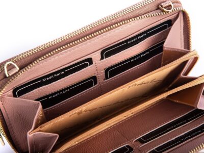 Beżowy portfel damski lakierowany z paskiem na ramię w piórka Jennifer Jones - obrazek 5