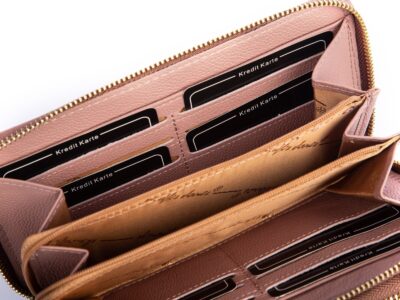 Beżowy portfel damski lakierowany z paskiem na ramię w piórka Jennifer Jones - obrazek 6