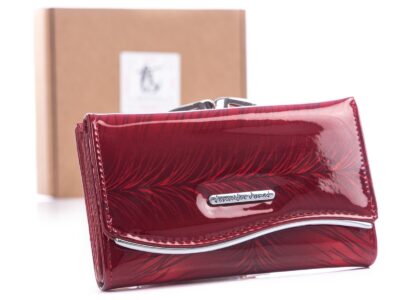 Wiśniowy portfel damski z blaszką z przodu Jennifer Jones 5245 w piórka