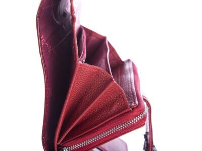 Duży lakierowany portfel damski wiśniowy z piórkami RFID Jennifer Jones - obrazek 7