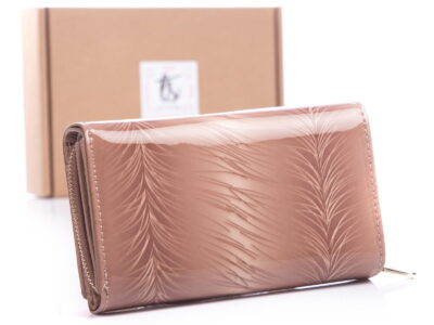 Duży lakierowany portfel damski beżowy z piórkami RFID Jennifer Jones - obrazek 2