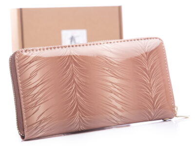 Kremowy lakierowany portfel damski kopertowy Jennifer Jones - obrazek 2
