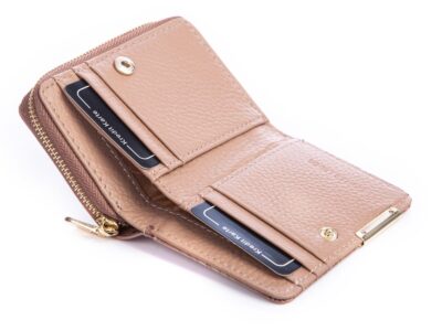 Mały portfel damski kremowy lakierowany gładki w piórka Jennifer Jones - obrazek 4