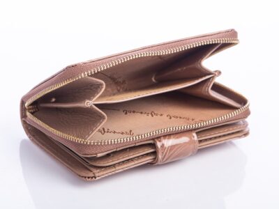 Beżowy portfel damski lakierowany cieniowany średni Jennifer Jones - obrazek 7