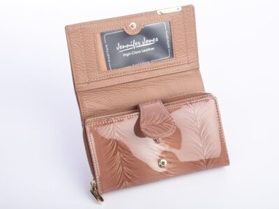 Duży lakierowany portfel damski beżowy z piórkami RFID Jennifer Jones - obrazek 3
