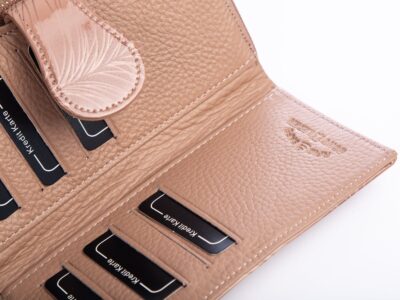 Duży lakierowany portfel damski beżowy z piórkami RFID Jennifer Jones - obrazek 5